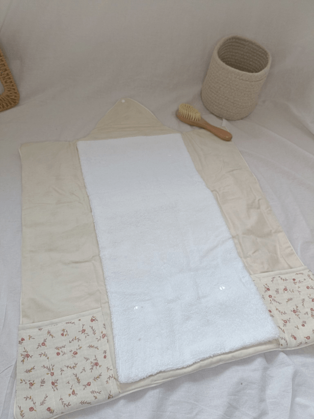 Tapis à langer nomade écru à fleurs