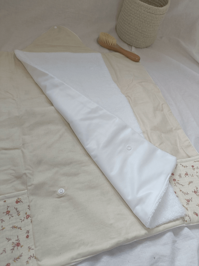 Tapis à langer nomade écru à fleurs