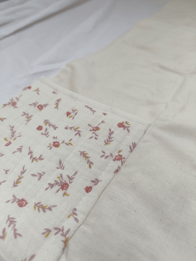 Tapis à langer nomade écru à fleurs