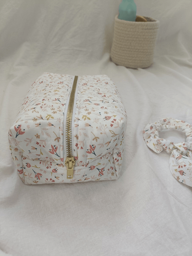 Trousse de toilette écrue à fleurs