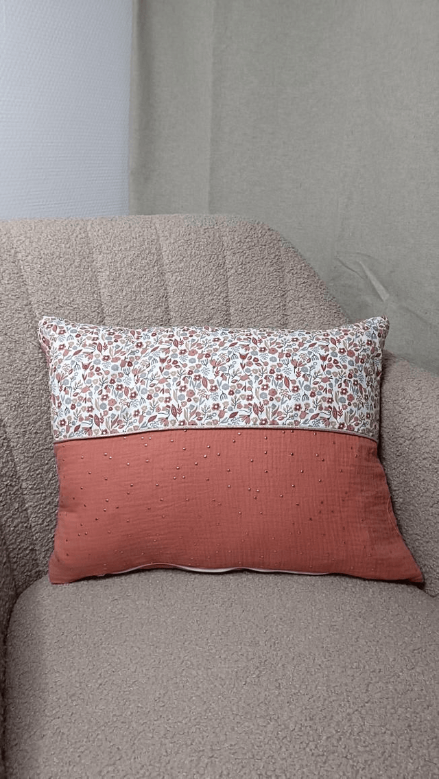 Coussin fleuri rose 